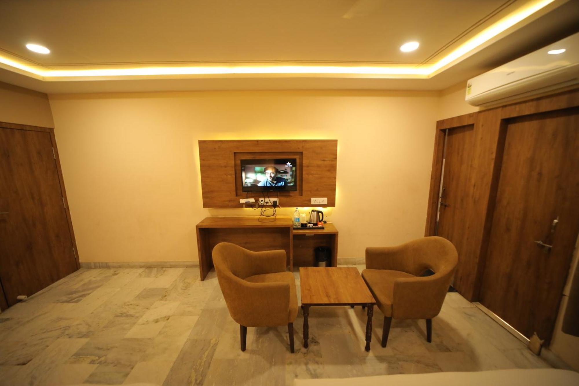 Hotel Damanis Udaipur Exterior photo